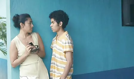 Busty cô gái phim xxx nhật bản tóc vàng đồ uống của cô, âm đạo