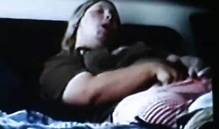 Cô gái trẻ và một món đồ chơi và mặt xxx nhật bản không che một nữ video